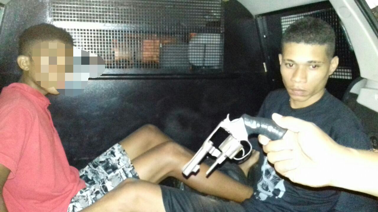 JOVEM PRESO E MENOR APREENDIDO EM CODÓ POR PORTE ILEGAL DE ARMA DE FOGO.