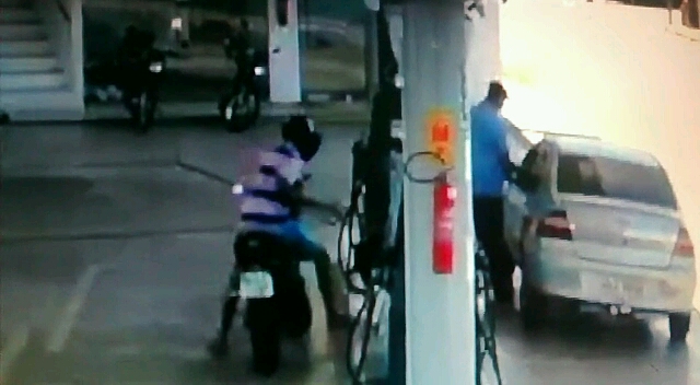 VEJA VÍDEO DO MOMENTO QUE O ACUSADO DE ATIRAR EM PM ASSALTA POSTO DE COMBUSTÍVEL EM CODÓ
