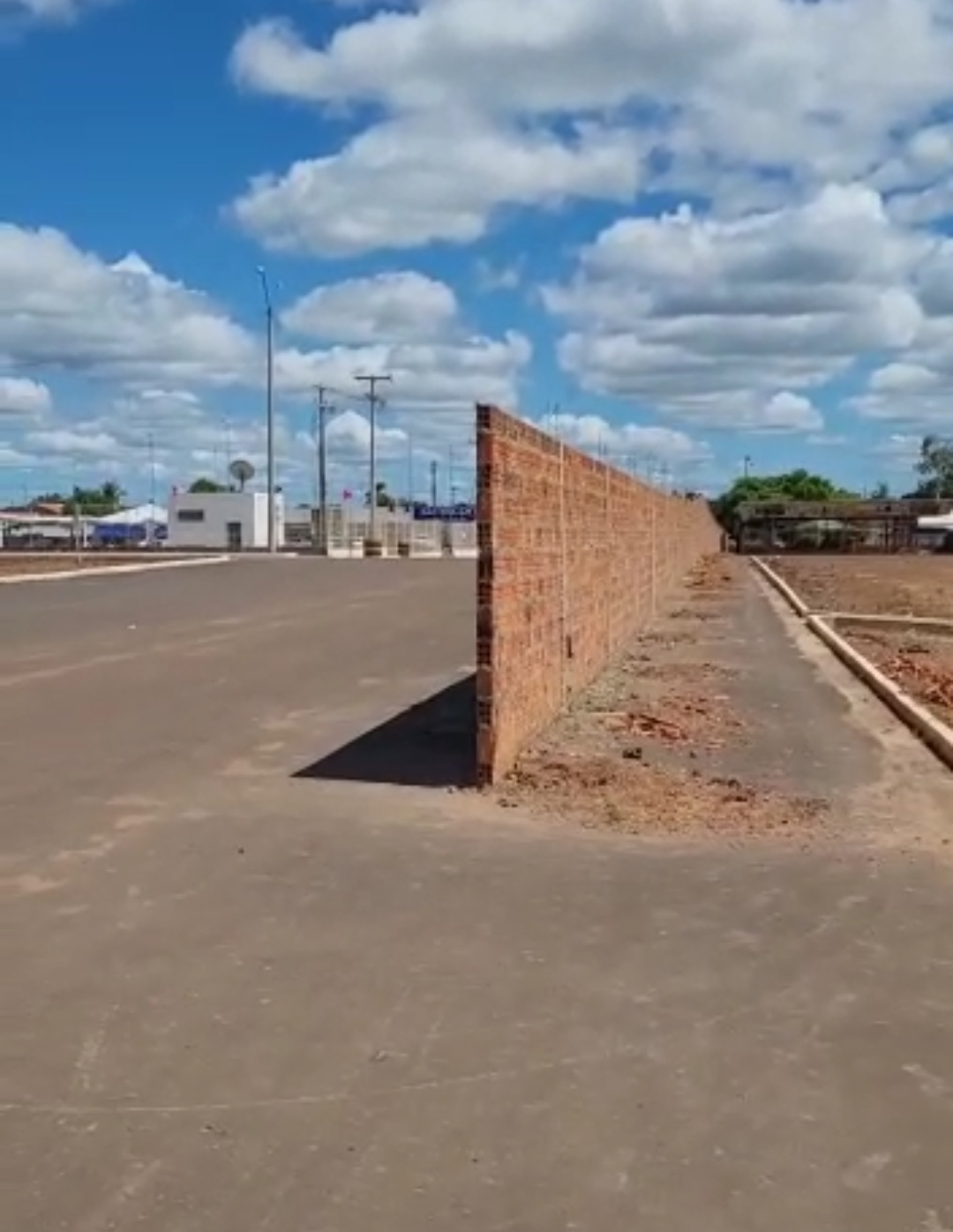 CODÓ SEM COMANDO: ARENA ESTÁ SENDO DESTRUÍDA POR MURO CONSTRUÍDO DE FORMA IRREGULAR  NA CIDADE