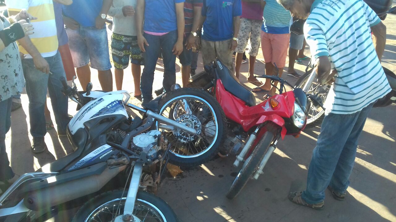 ACIDENTE EM CODÓ ONDE DUAS MOTOCICLETA DE CHOCAM E DEIXA DUAS PESSOAS FERIDAS