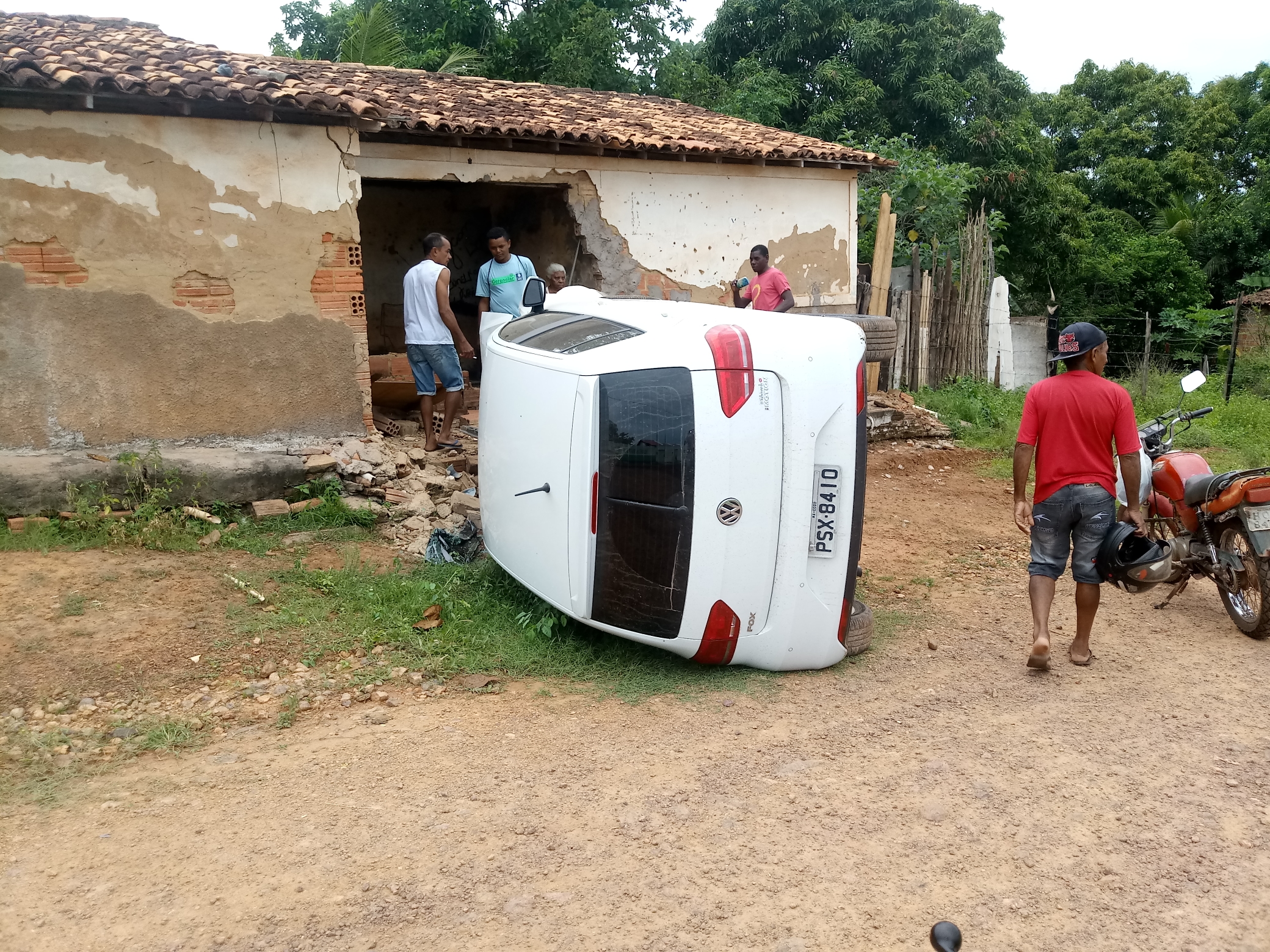 CARRO INVADE RESIDÊNCIA EM CODÓ E MOTORISTA FOGE ABANDONADO O VEICULO.