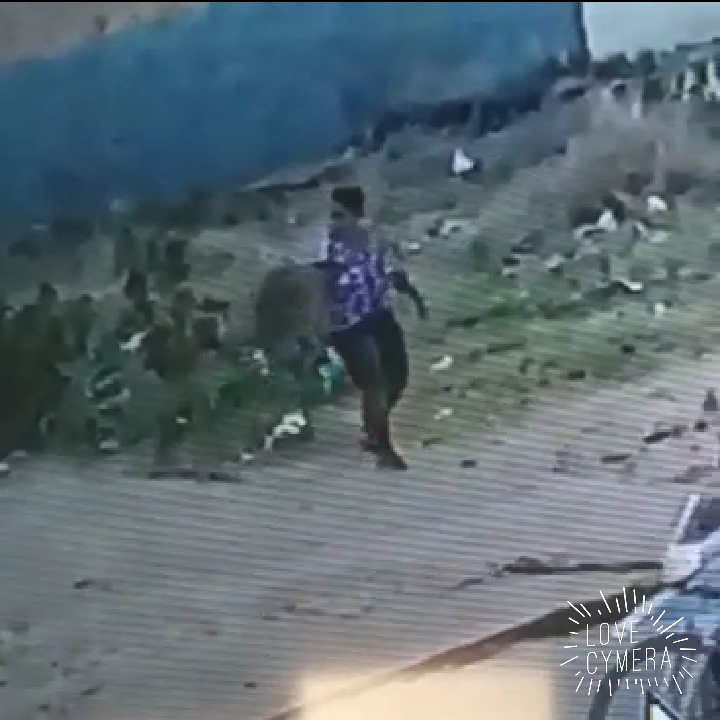 QUEM IDENTIFICAR ESTÁ MULHER NO VÍDEO FAVOR INFORMAR. A MESMA PEGOU A BOLSA DE UMA IDOSA CONTENDO VALORES EM DINHEIRO