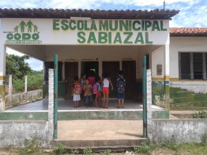 ABSURDO!CRIANÇAS MENORES DE 4 ANOS FICAM ABANDONADAS EM ESCOLA NA ZONA RURAL DE CODÓ.