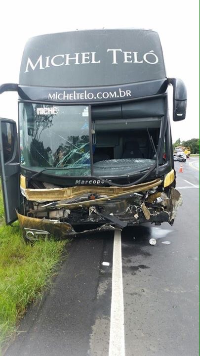 Acidente com ônibus de Michel Teló, no Paraná, deixa três pessoas mortas