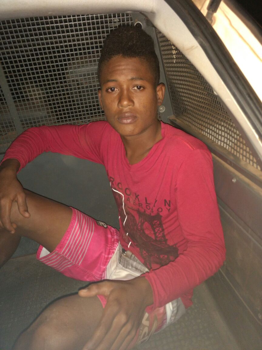 EM TIMBIRAS JOVEM É PRESO POR ROUBO DE CELULAR NO MOMENTO DA FUGA ONDE ELE CAIU DA MOTO.