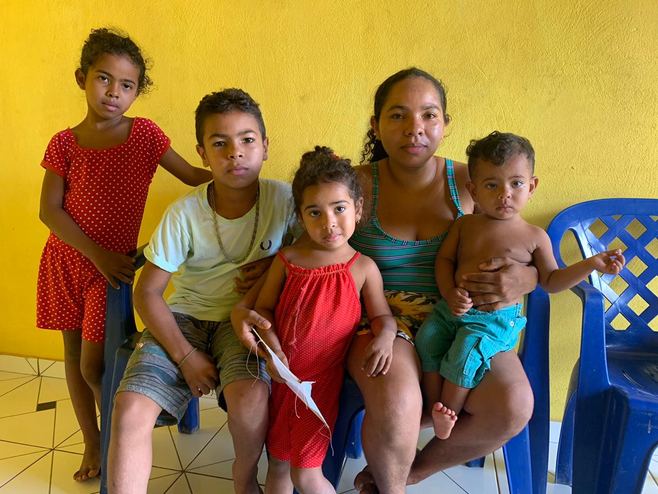EM CODÓ UMA MÃE FOI DESPEJADA COM QUATRO  CRIANÇAS  E NÃO TEM PRA ONDE IR. ELA PEDE AJUDA DE UM LOCAL , ALÉM DE ALIMENTOS, ROUPAS E AJUDA EM MATERIAL DE CONSTRUÇÃO PARA CONSTRUIR SUA CASA- VEJA VÍDEO.