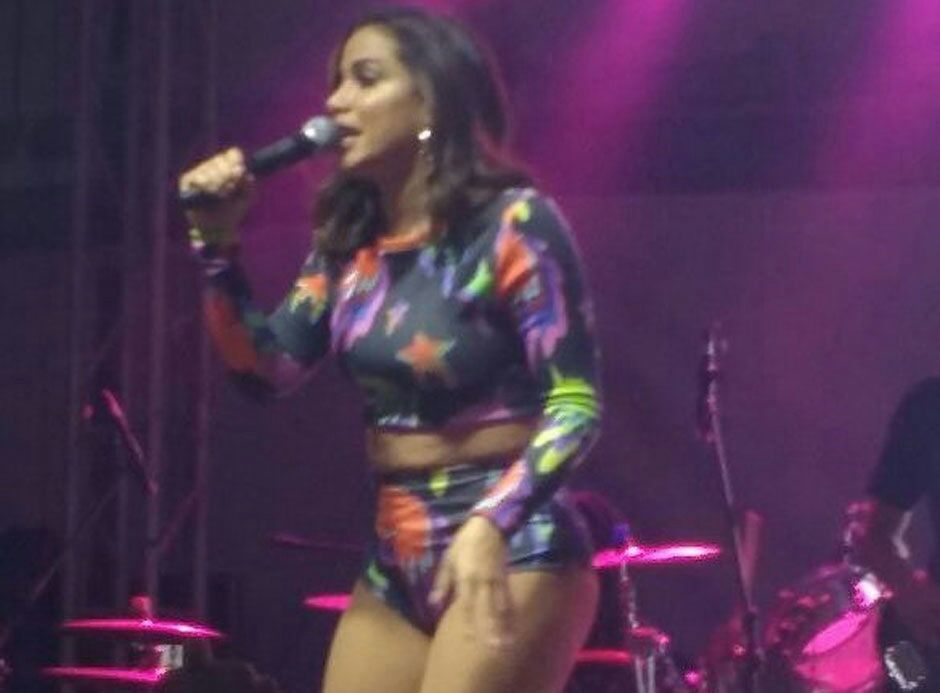 ANITTA CANTOU APENAS TRÊS MUSICAS EM FESTIVAL E SHOW TERMINA EM CONFUSÃO