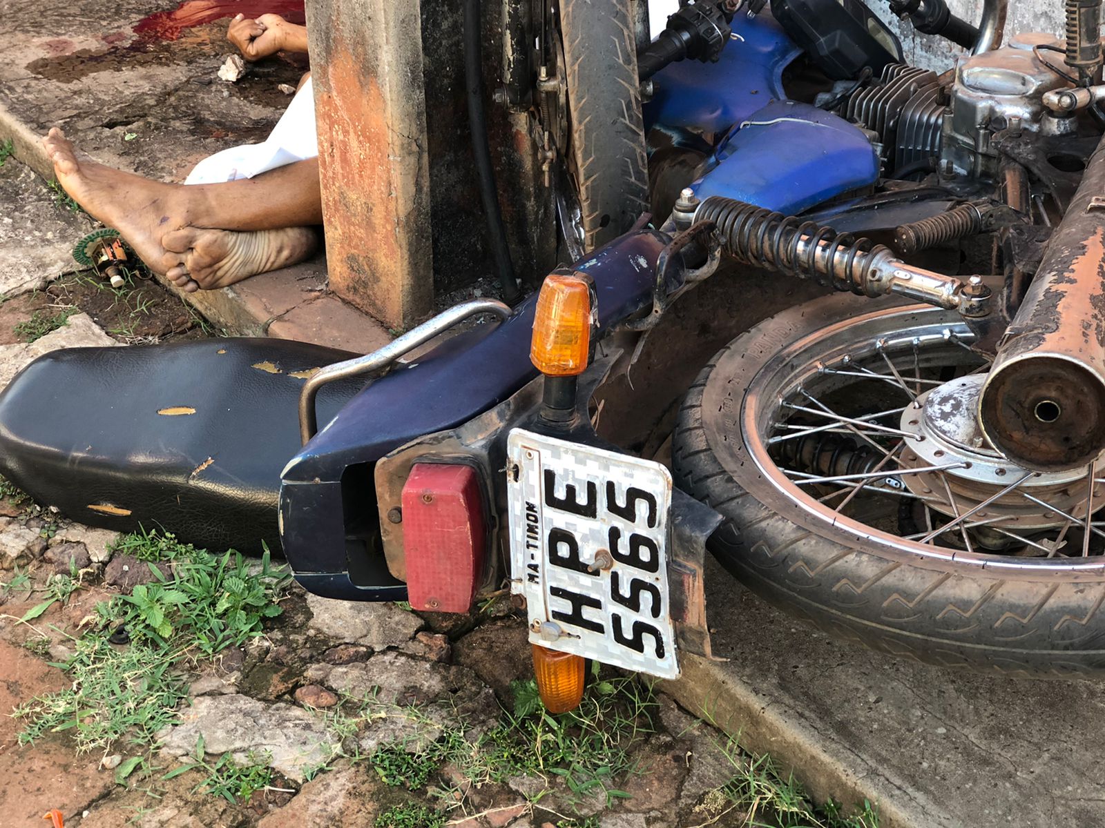 ATÉ AGORA NINGUÉM CONSEGUIU IDENTIFICAR CORPO DE HOMEM MORTO HOJE EM ACIDENTE NA TRIZIDELA EM CODÓ.