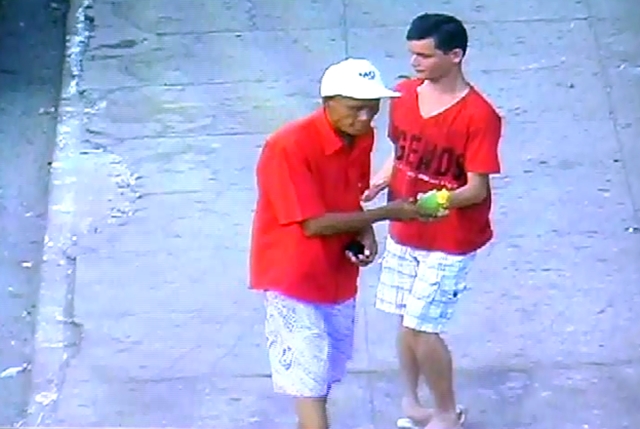APÓS ASSALTAR VÍTIMA, CRIMINOSO "INOVA" E ENTREGA MANGA ROSA.
