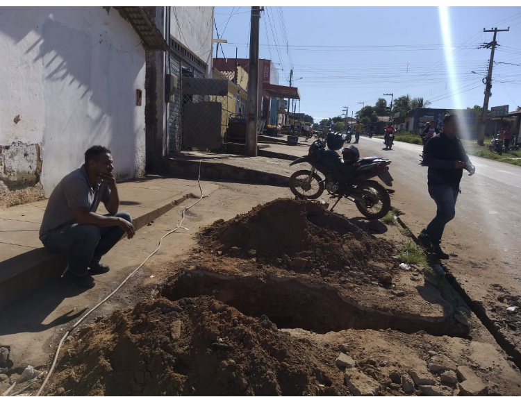 EM CODÓ MULHER DENUNCIA TRABALHO MAL FEITO DA EQUIPE DO SAAE QUE SE NEGOU A FAZER LIGAÇÃO DE ÁGUA, ALÉM  DE TEREM COBRADO 200,00 REIAS PELO SERVIÇO