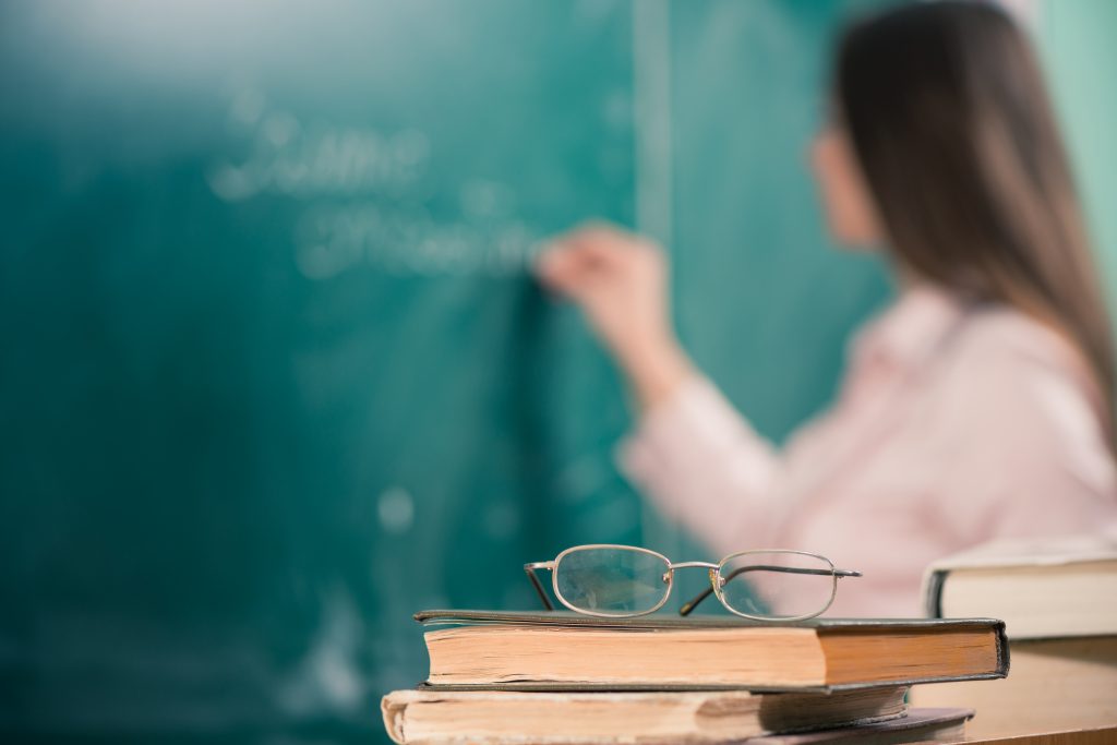 ACÚMULO DE TRÊS CARGOS DE PROFESSOR NO SERVIÇO PÚBLICO É INCONSTITUCIONAL