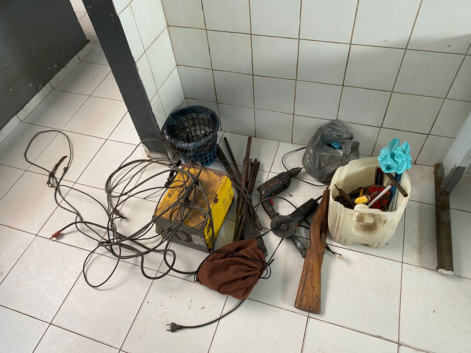 POSSE ILEGAL DE ARMA DE FOGO E FABRICAÇÃO DE ARMAS EM CODÓ , UMA MULHER PRESA 