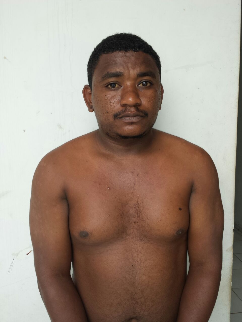 TAXISTA É PRESO EM CODÓ COM VINTE PEDRAS DE CRACK,E UM NOTEBOOK ROUBADO,