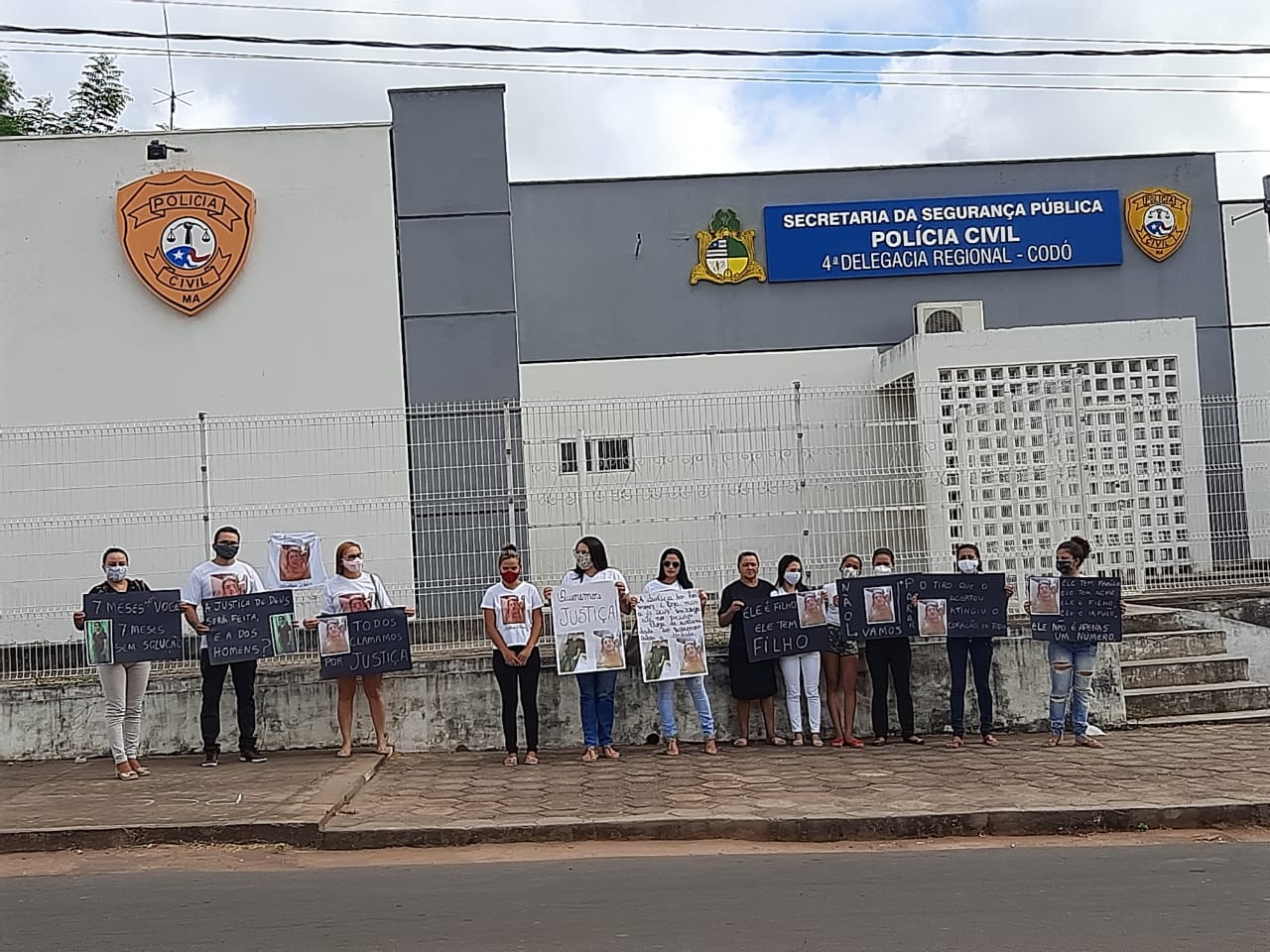 FAMILIA DE HÉRFESON VAI A DELEGACIA PROTESTAR APÓS 7 MESES SE PASSAREM E NINGUÉM FOI PRESO PELO ASSASSINATO DELE