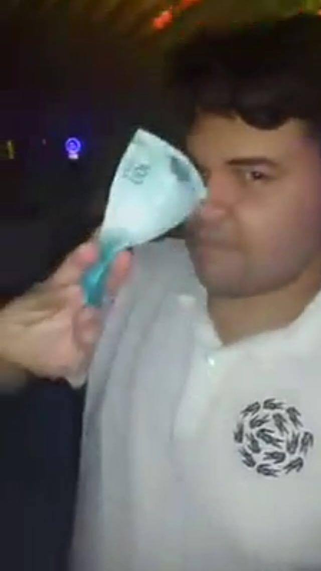 Filho de vice-prefeito ostenta e rasga dinheiro em show