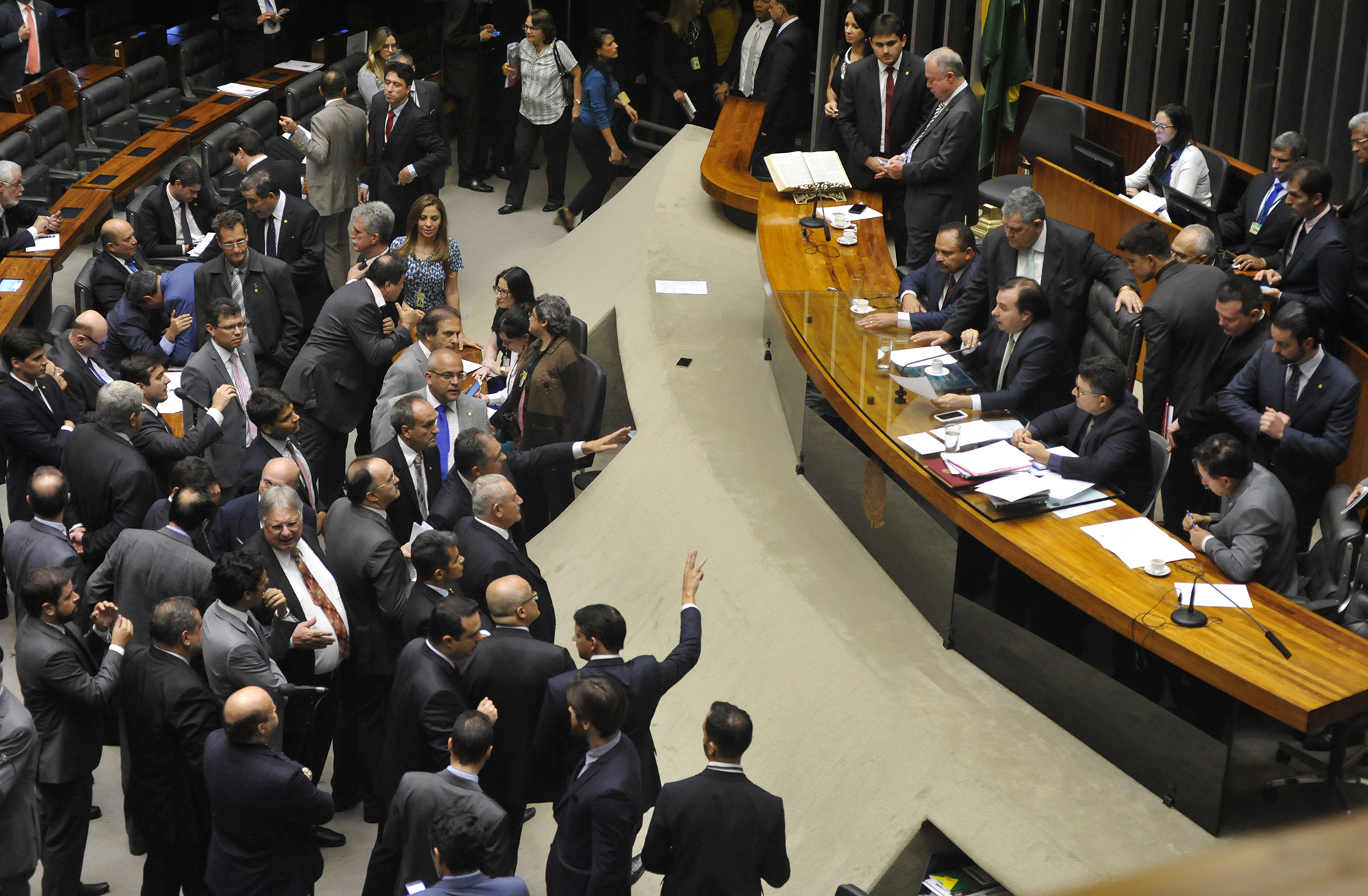 PROJETO QUE CONGELA GASTOS PÚBLICOS POR 20 ANOS FOI APROVADO –  Veja como votaram os senadores na aprovação da PEC do Teto de Gastos