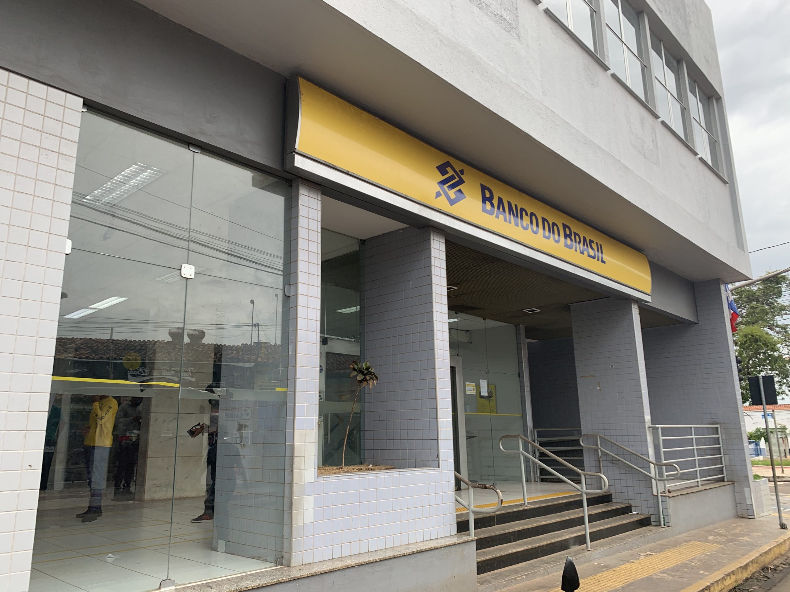 BANCO DO BRASIL NÃO TEM DINHEIRO NOS CAIXA DESDE DE SEXTA-FEIRA E OS TRÊS CAIXAS QUE FAZEM DEPÓSITOS AUTOMÁTICOS TAMBÉM NÃO FUNCIONAM DESDE DE SEXTA-FEIRA.
