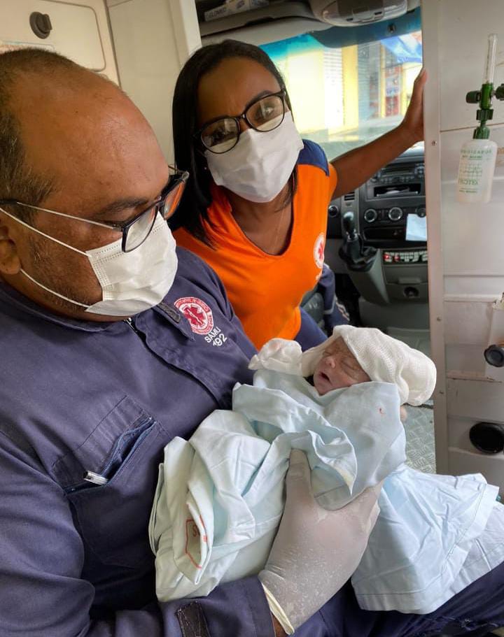 RECÉM-NASCIDO JOGADO EM TERRENO BALDIO AINDA COM CORDÃO UMBILICAL EM CODÓ ESTÁ FORA DE PERIGO. A POLÍCIA PROCURA A AUTORA DO CRIME, A MÃE QUE JOGOU NO LIXO.