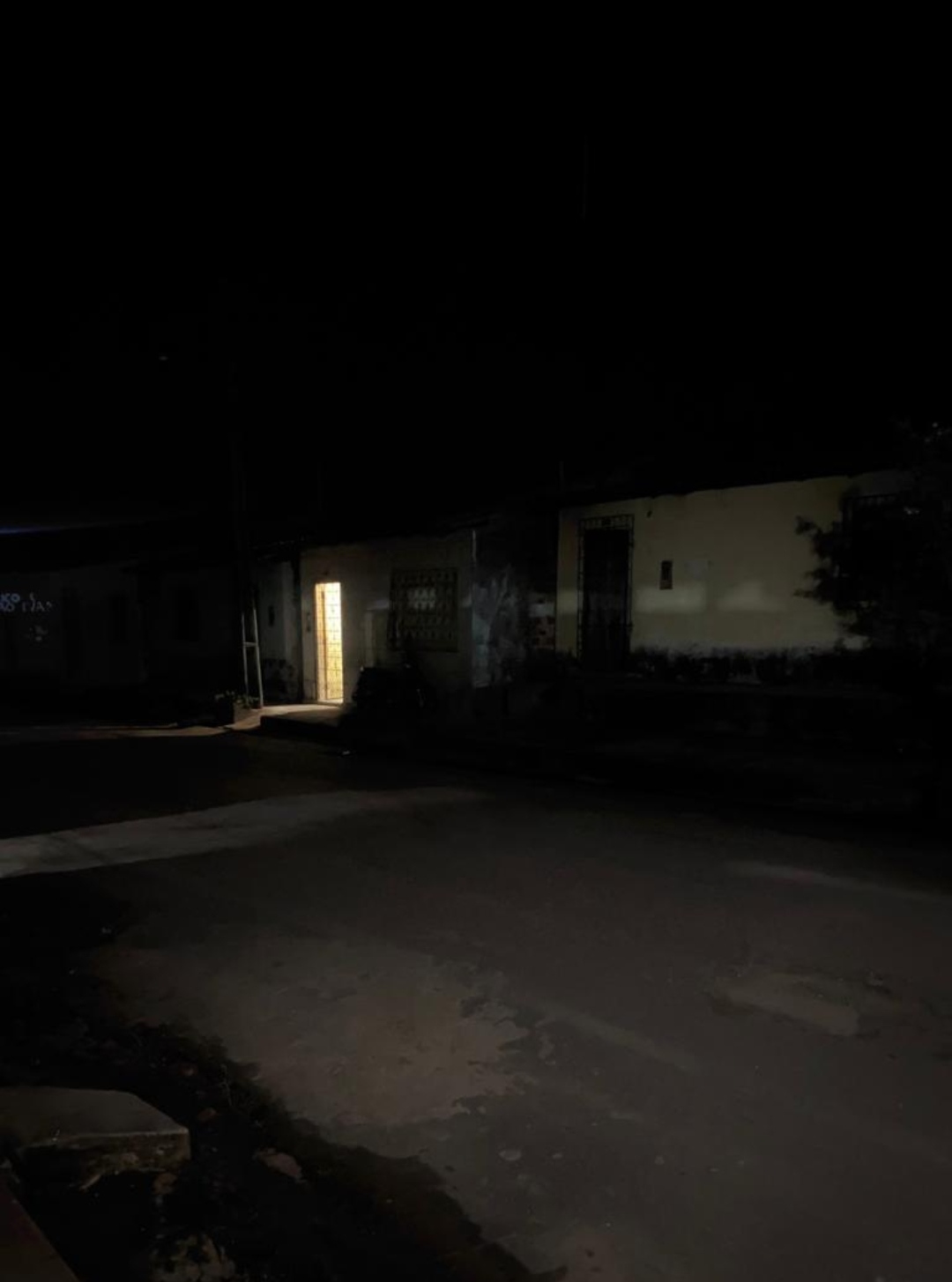 Moradores pedem socorro e perguntam aonde eles devem recorrer pra ter iluminação publica, pois o departamento de iluminação não funciona mais nessa gestão