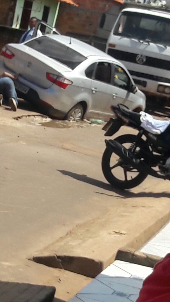 CARRO ATOLA EM RUA QUE TINHA ACABADO DE PASSAR POR UMA OBRA DA PREFEITURA DE CODÓ.