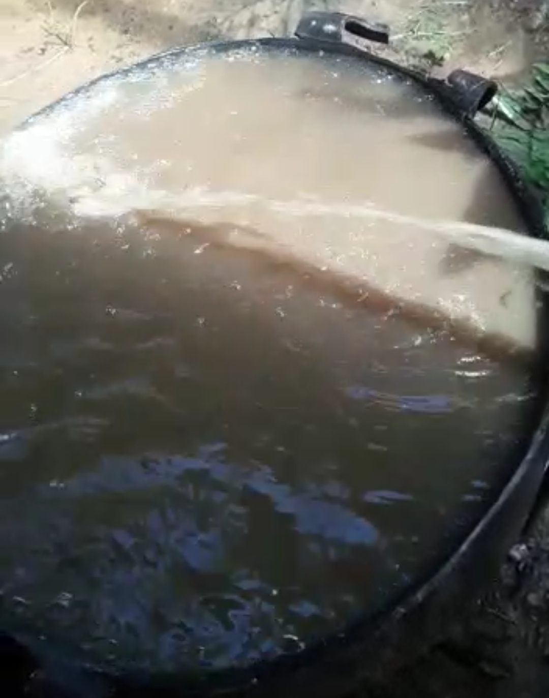 ATENÇÃO SAAE: ÁGUA QUE TA CHEGANDO NO POVOADO SACO É SÓ LAMA