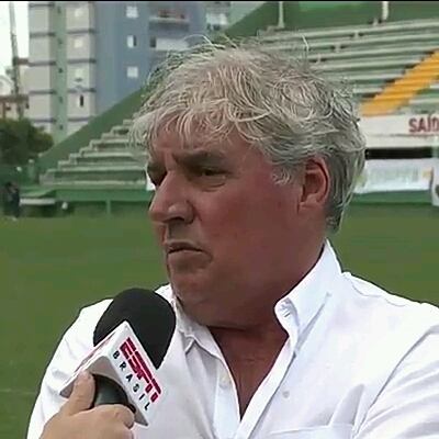 PRESIDENTE DO BRASIL ACHANDO QUE ERA O CARA SOLICITOU A PRESENÇA DO PAI DE UM JOGADOR QUE MORREU E RECEBEU RESPOSTA A ALTURA “SE ELE TEM DIGNIDADE E VERGONHA NA CARA ELE QUE VENHA AQUI , HOJE NÓS QUE SOMOS IMPORTANTES E NÃO ELE” VEJA O VÍDEO..