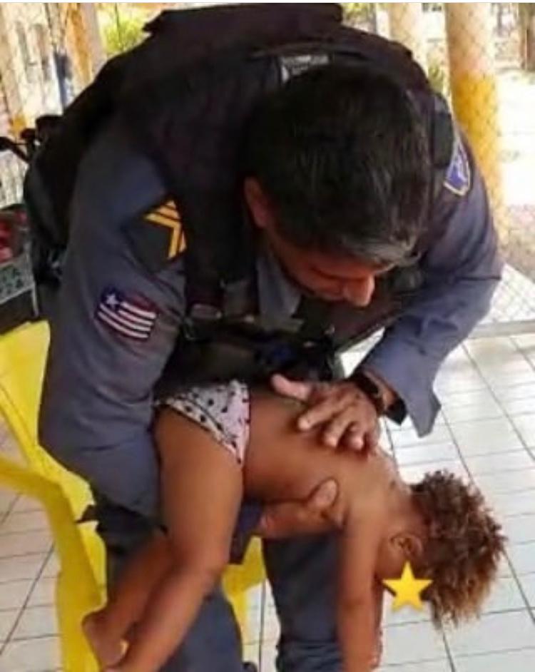 VÍDEO MOSTRA O MOMENTO EM QUE PM SALVA A VIDA DE UMA CRIANÇA VITIMA DE AFOGAMENTO EM CAXIAS.