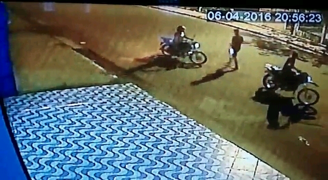 CÂMERA FLAGRA O MOMENTO EM QUE MULHER TEM MOTO TOMADA POR LADRÕES EM CODÓ