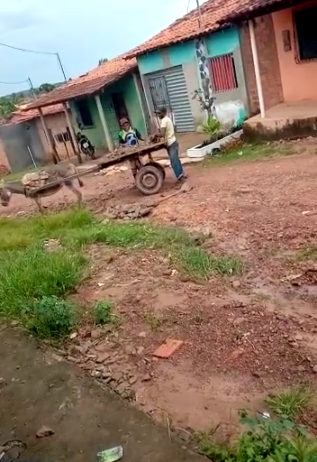 VIDEO MOSTRA MORADORES DA TRAVESSA MANOEL JANUÁRIO ENTUPINDO OS BURACOS DA RUA COM AJUDA DE CARROÇAS.