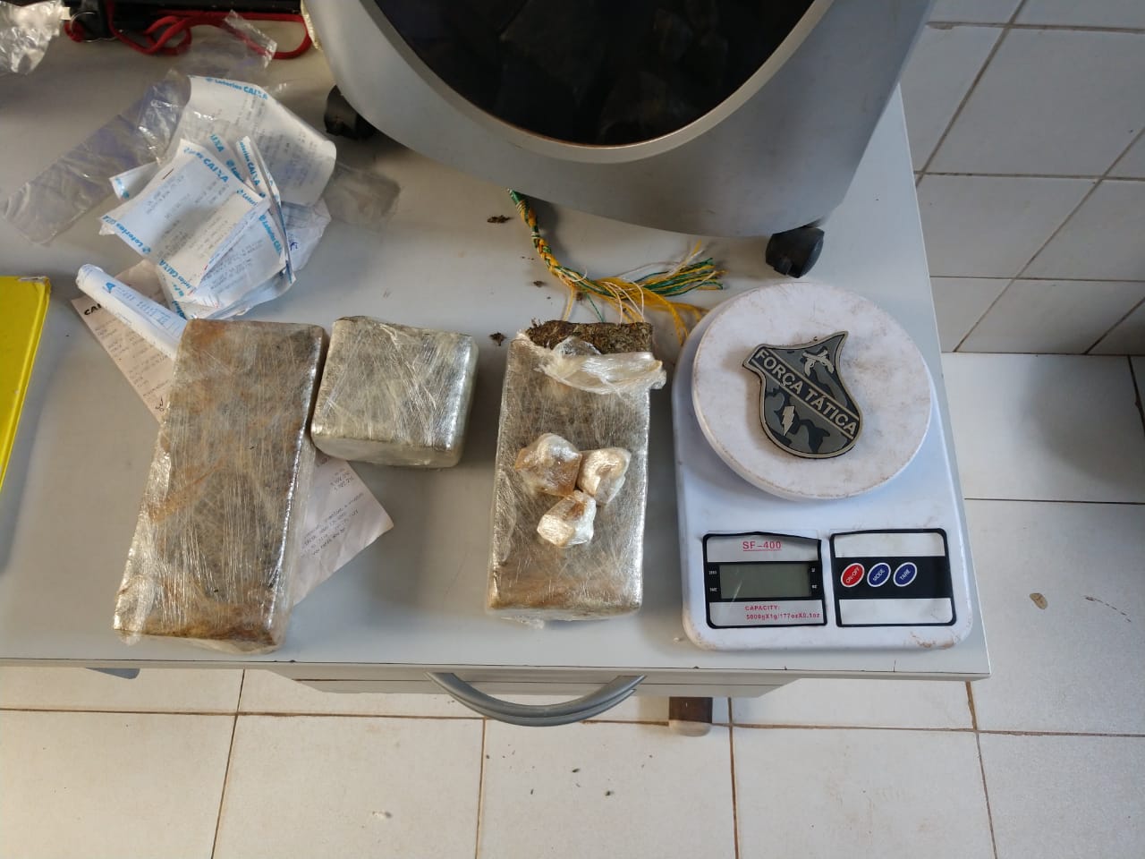 POLICIA APREENDE DROGAS E UM CADERNO COM NOMES DE TRAFICANTES E ANOTAÇÕES DE DIVIDA E VENDAS DE DROGAS EM CODÓ