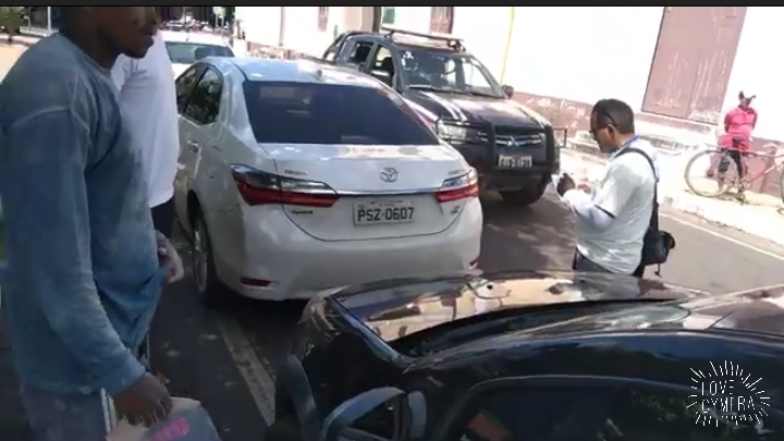 EM CODÓ “ENGRAÇADINHO” ESTACIONA CARRO EM LOCAL PROIBIDO E CAUSA MAIOR PÂNICO NO CENTRO.