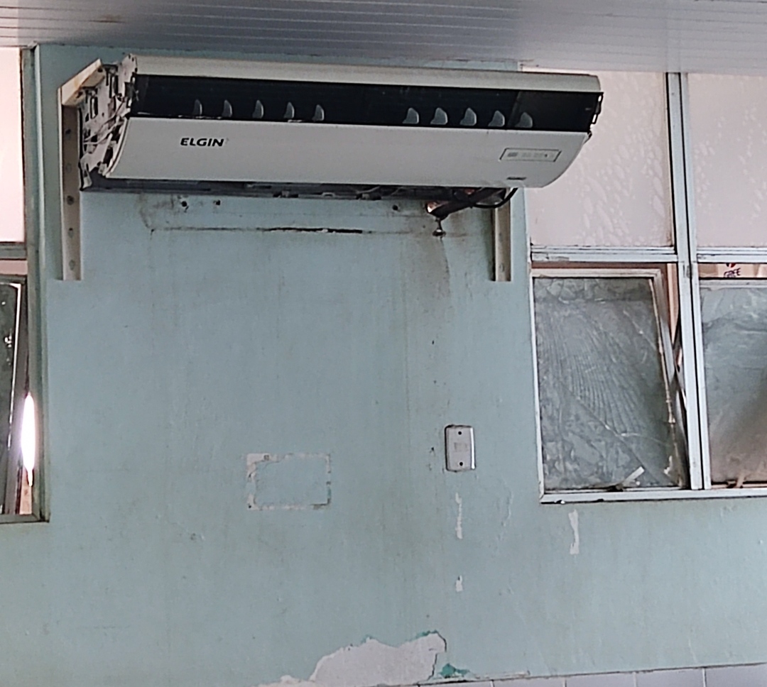 EXCLUSIVO: VÍDEO MOSTRA EMERGÊNCIA DO HGM DE CODÓ COM TETO QUASE CAINDO EM CIMA DE PACIENTES INTERNADOS, LUMINÁRIAS QUEIMADAS, FIOS EXPOSTOS E PAREDES DESTRUÍDAS.