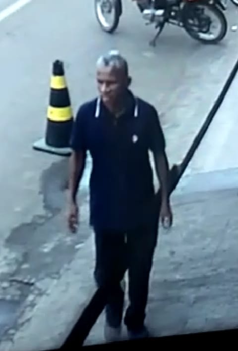 VÍDEO MOSTRA MOMENTO EM QUE HOMEM FURTA UM CÉLULAR DENTRO DE CARRO ESTACIONADO EM FRENTE A CICLEMOTO EM CODÓ