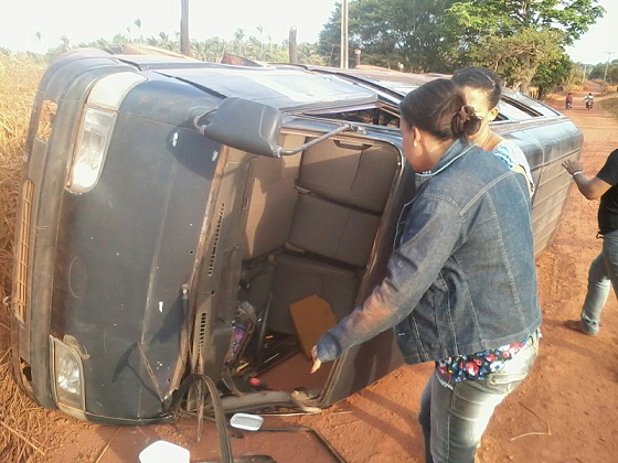 Van que transporta alunos ‘VIRA’ na zona rural de Codó
