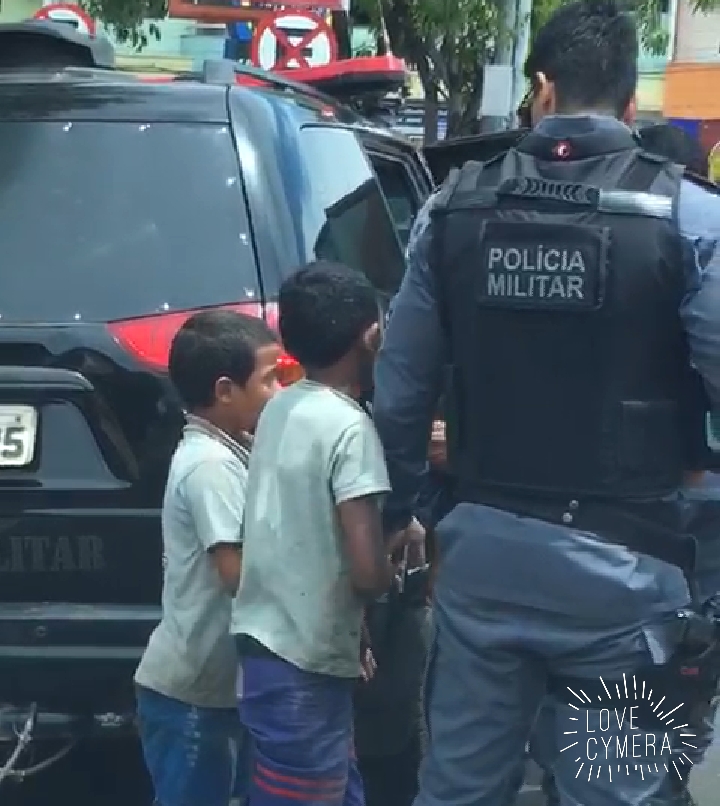 VIDEO MOSTRA DUAS CRIANÇAS SENDO LEVADAS PELA PM AMARRADAS COM CORDAS E DENTRO DO CAMBURÃO APÓS ROUBAREM