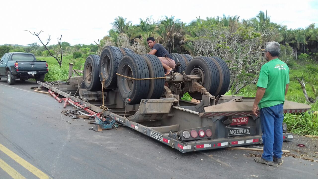 ACIDENTE COM CAMINHÃO PRÓXIMO AO KM 17 E CARGA DE MADEIRA  É TODA ROUBADA POR MORADORES