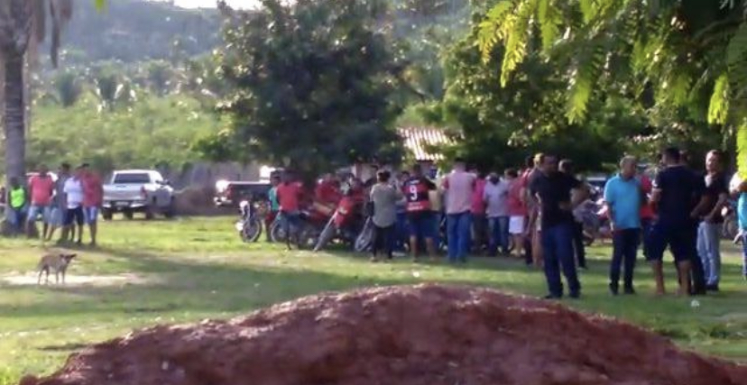 EM MEIO A PANDEMIA DO COVID PREFEITO DE CODÓ E VEREADORES SE AGLOMERAM EM FESTA COM BANDA AO VIVO E JOGO DE FUTEBOL NA ZONA RURAL DE CODÓ
