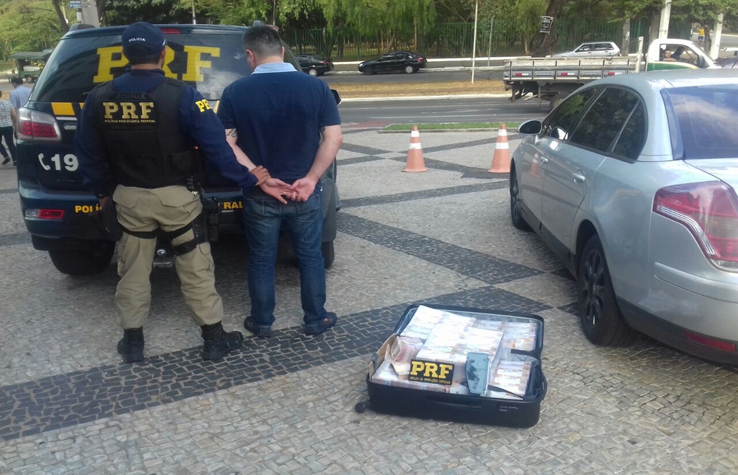 A POLICIA RODOVIÁRIA FEDERAL PRENDEU UM HOMEM COM MAIS DE 2 MILHÕES EM NOTAS FALSAS