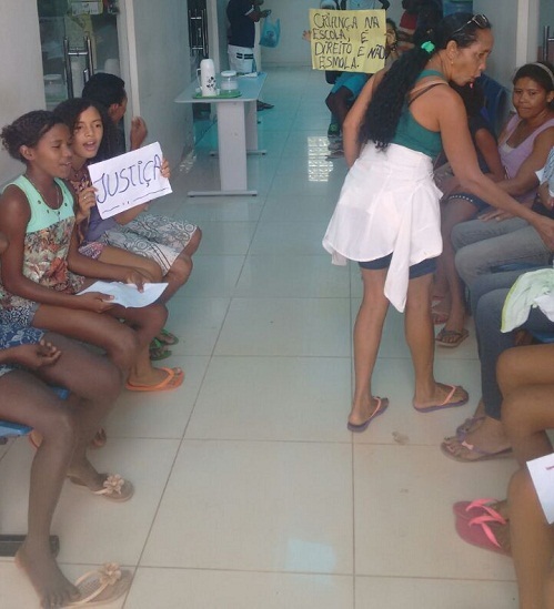 QUILOMBOLAS INVADEM PREFEITURA DE CAPINZAL DO NORTE EM PROTESTO PORQUE PREFEITO NÃO PAGA PROFESSORES