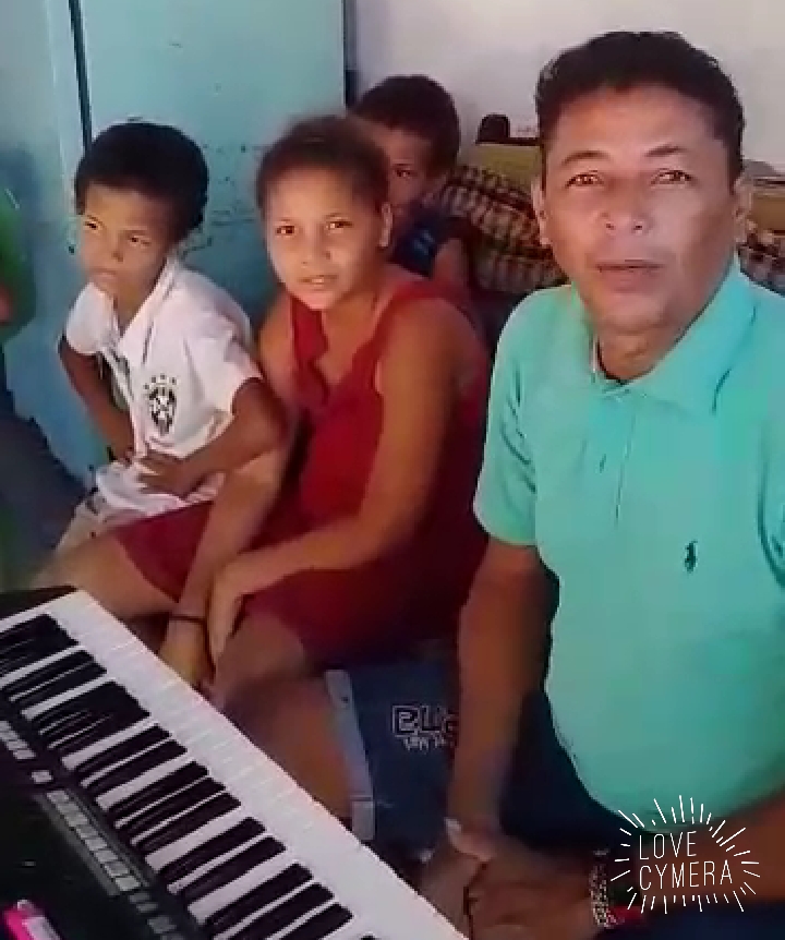 EM VÍDEO TIMBIRENSE AO SOM DE UM TECLADO, PEDE AJUDA PARA ALIMENTAR SEUS 4 FILHOS PEQUENOS.