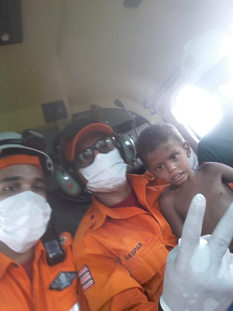 CRIANÇA DE 3 ANOS DESAPARECIDA É ENCONTRADA COM FOME E SEDE. VÍDEOS MOSTRAM O MOMENTO EM QUE ELE FOI ACHADO.