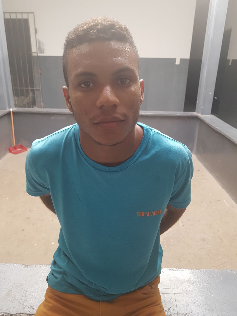 JOVEM É PRESO EM CODÓ LEVANTANDO PNEU DA MOTO PONDO EM RISCO A VIDA DE INOCENTES EM UMA MOTO SEM PLACA.