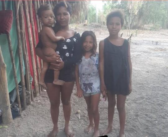 A PEQUENA CASA COBERTA DE PALHA NÃO TEM PAREDES, UMA DAS CRIANÇAS DE 2 ANOS NÃO TEM ROUPAS, A MÃE PASSA MUITAS NECESSIDADES COM 4 CRIANÇAS EM ZONA RURAL DE CODÓ