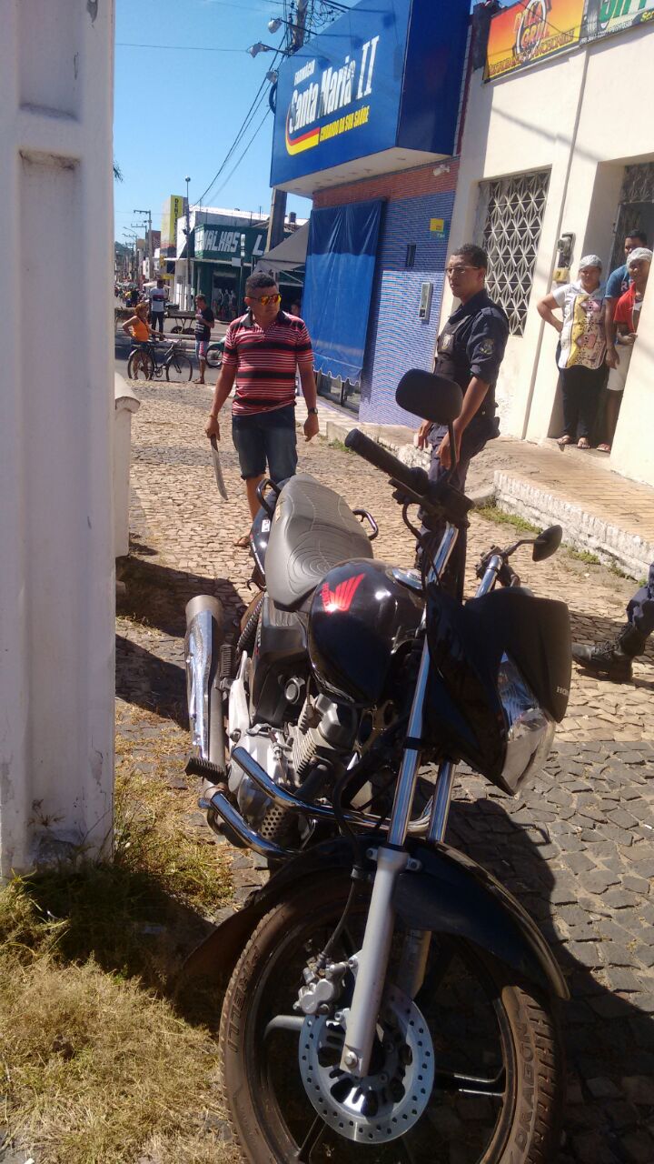 HOMEM AMEAÇA E DESACATA AGENTES DE TRÂNSITO EM CODÓ COM UM FACÃO E ACABA PRESO.