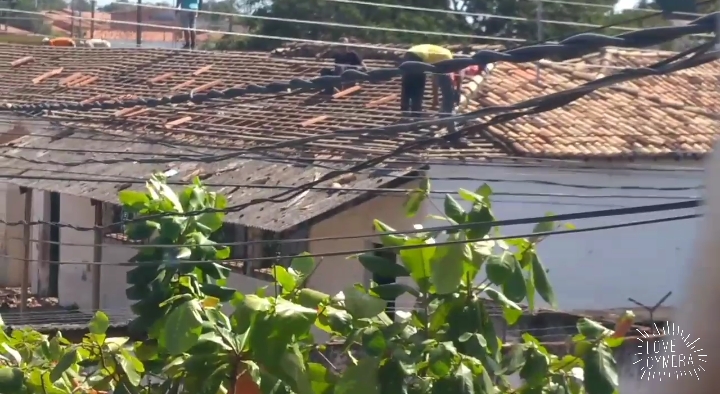 VÍDEO FLAGRA QUEBRADEIRA E DESPERDÍCIO DE  TELHAS EM ESCOLA DE CODÓ