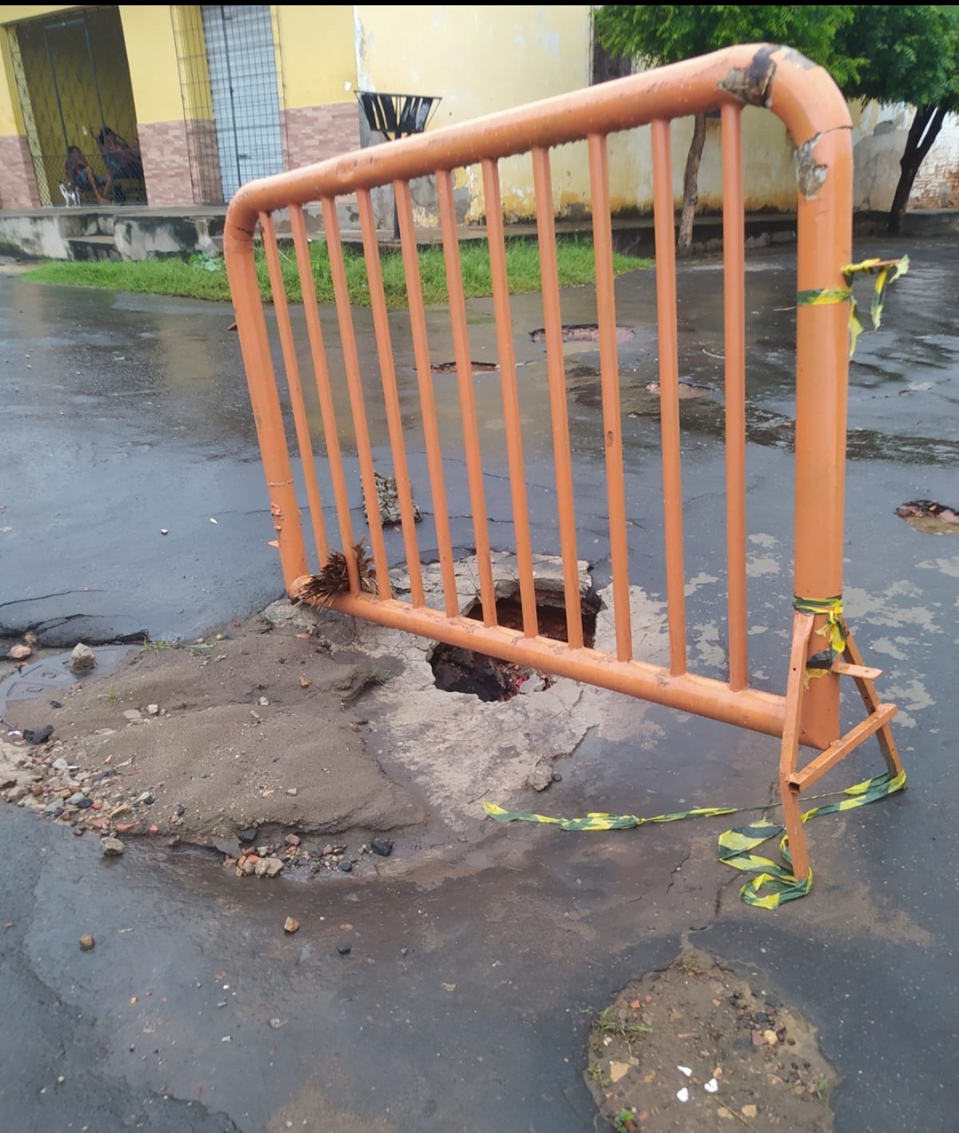 NA RUA BRASÍLIA TEM UM ESGOTO PROFUNDO A CÉU ABERTO HÁ SEMANAS E PREFEITURA SÓ COLOCOU UM FERRO E FOI EMBORA.