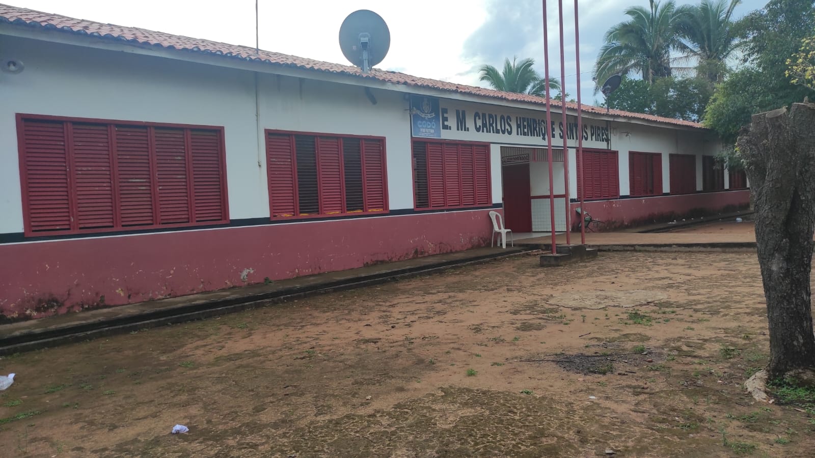 ESCOLA MATA ROMA EM CAJAZEIRAS ESTÁ EM SITUAÇÃO DE CAOS TOTAL: ALUNOS GRAVAM VÍDEOS PARA DENUNCIAR COMO ELES ESTÃO ESTUDANDO DENTRO DA ESCOLA TODA DESTRUÍDA
