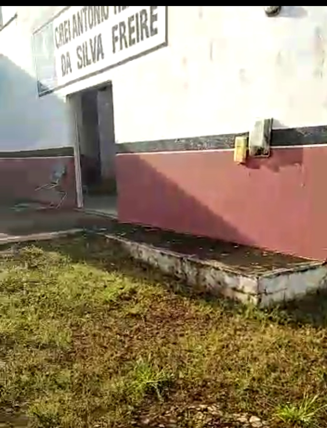 ABANDONO: PRIMEIRO DIA DE AULA EM CRECHE DE CAJAZEIRAS, TEVE COMO VISTA SUJEIRA, MATO, LIXO E MUITO ENTULHO NA ESCOLA QUE NUNCA PASSOU POR UMA LIMPEZA.