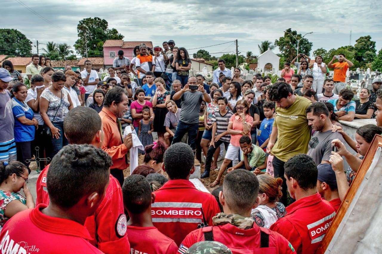 ENTERRO DE HELLEN FOI MARCADO COM MUITA COMOÇÃO EM CODÓ. VEJA.