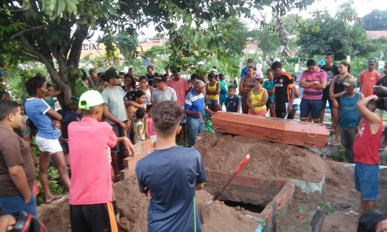 VEJA COMO FOI O SEPULTAMENTO DO JOVEM DANIEL QUE FOI MORTO COM UM TIRO EM CODÓ